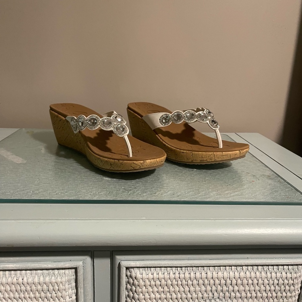 Sketchers Beverley-Bizzy Babe Wedge Sandal White Size 11W Wide